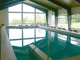Ein innenliegendes Hotelschwimmbad